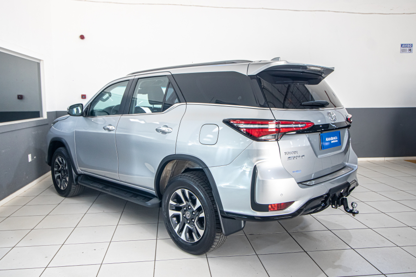 Toyota HILUX SW4 2.8 D-4D TURBO DIESEL SRX PLATINUM 4X4 AUTOMÁTICO 7