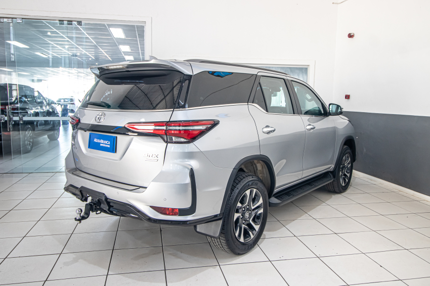 Toyota HILUX SW4 2.8 D-4D TURBO DIESEL SRX PLATINUM 4X4 AUTOMÁTICO 10