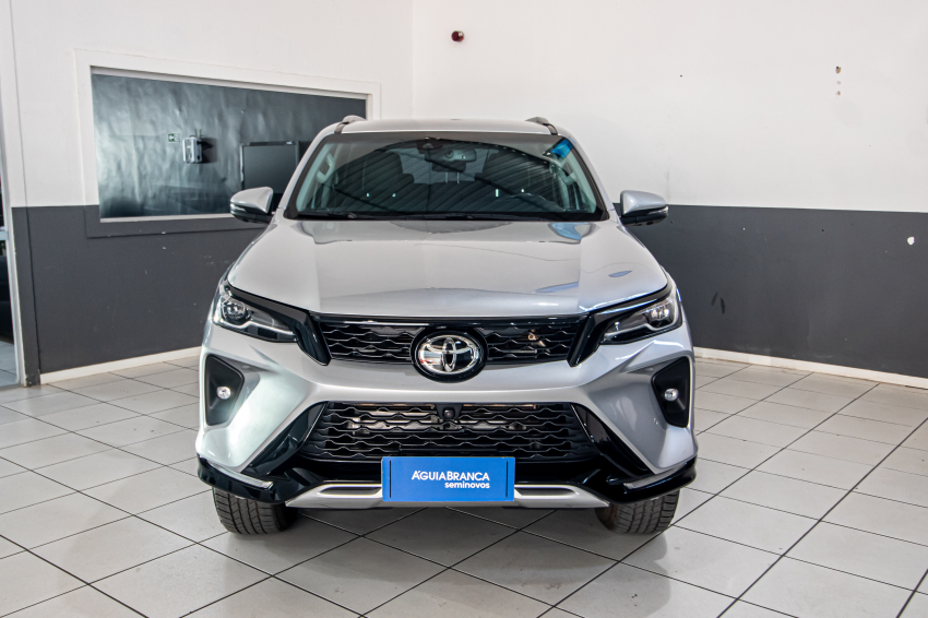 Toyota HILUX SW4 2.8 D-4D TURBO DIESEL SRX PLATINUM 4X4 AUTOMÁTICO 3