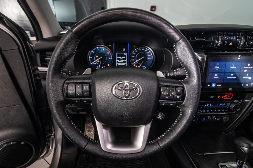 Toyota HILUX SW4 2.8 D-4D TURBO DIESEL SRX PLATINUM 4X4 AUTOMÁTICO 16