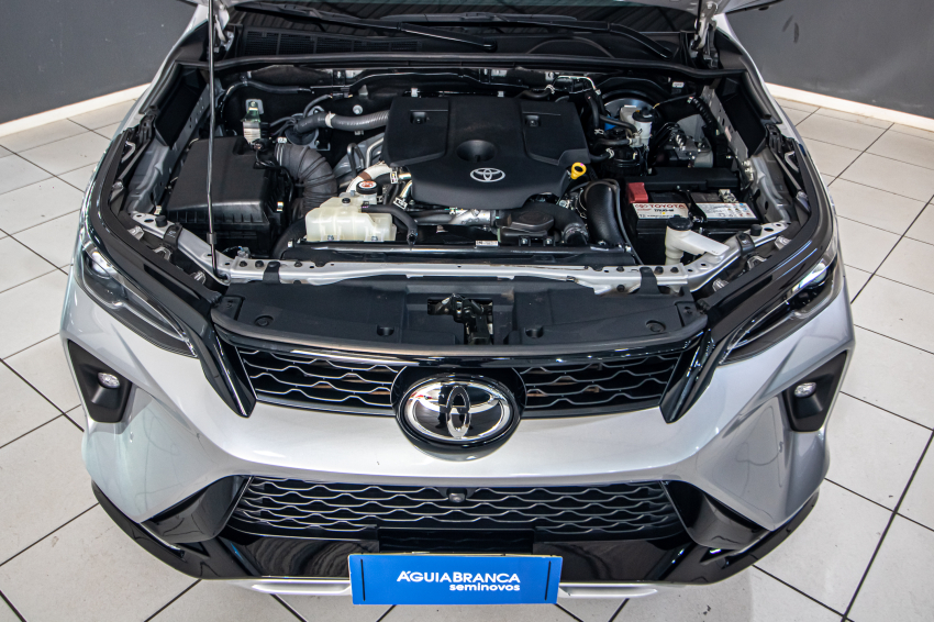 Toyota HILUX SW4 2.8 D-4D TURBO DIESEL SRX PLATINUM 4X4 AUTOMÁTICO 6