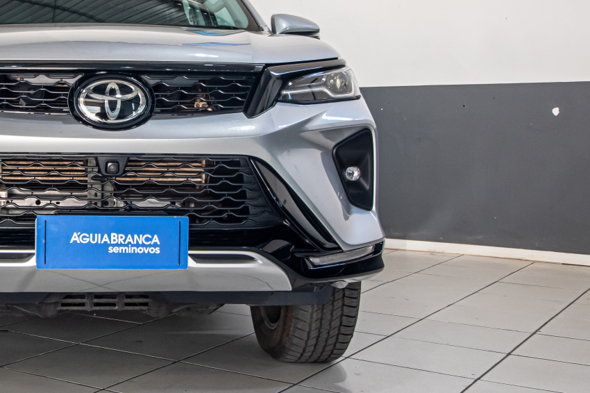 Toyota HILUX SW4 2.8 D-4D TURBO DIESEL SRX PLATINUM 4X4 AUTOMÁTICO 4