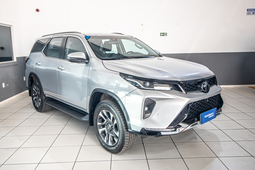 Toyota HILUX SW4 2.8 D-4D TURBO DIESEL SRX PLATINUM 4X4 AUTOMÁTICO 5