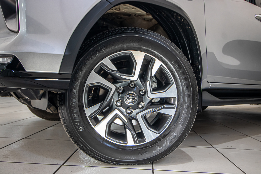 Toyota HILUX SW4 2.8 D-4D TURBO DIESEL SRX PLATINUM 4X4 AUTOMÁTICO 2