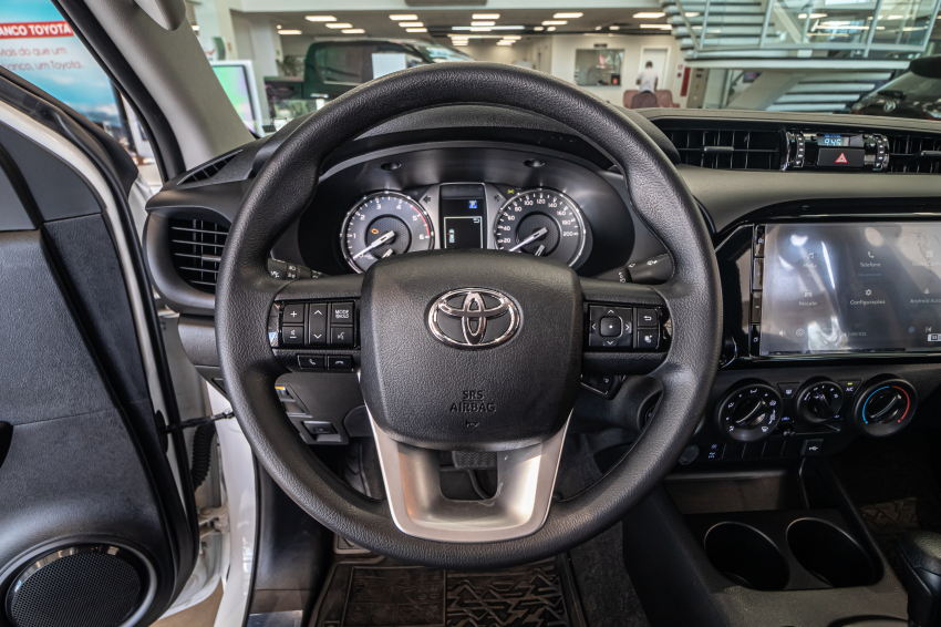 Toyota HILUX 2.8 D-4D TURBO DIESEL CD POWER PACK 4X4 AUTOMÁTICO 15