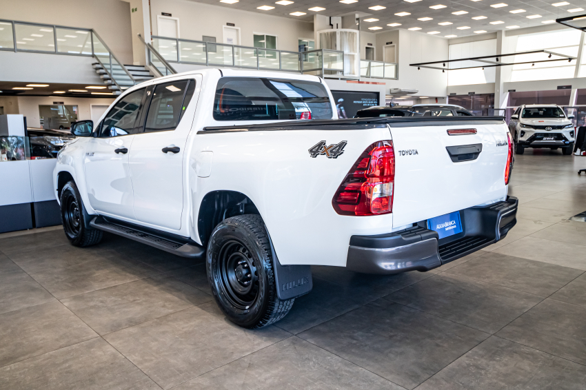 Toyota HILUX 2.8 D-4D TURBO DIESEL CD POWER PACK 4X4 AUTOMÁTICO 7