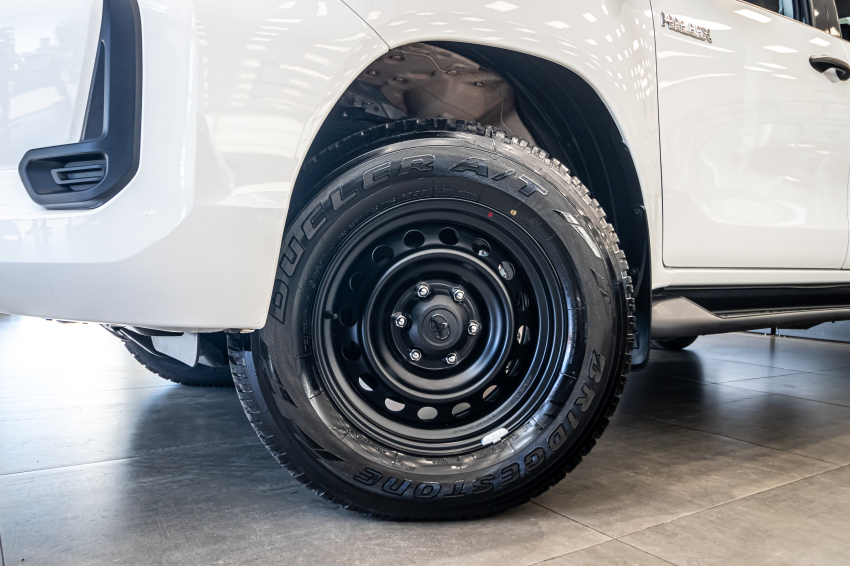Toyota HILUX 2.8 D-4D TURBO DIESEL CD POWER PACK 4X4 AUTOMÁTICO 2