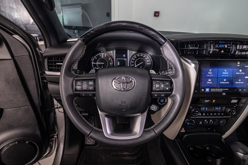 Toyota HILUX SW4 2.8 D-4D TURBO DIESEL DIAMOND 7L 4X4 AUTOMÁTICO 16