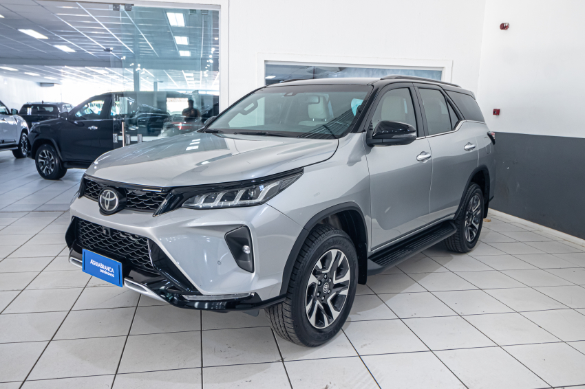 Toyota HILUX SW4 2.8 D-4D TURBO DIESEL DIAMOND 7L 4X4 AUTOMÁTICO