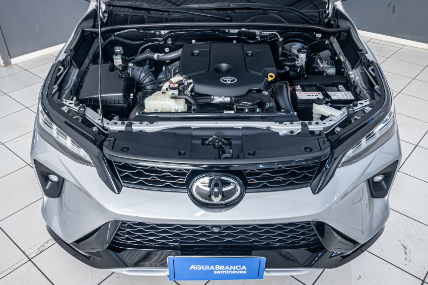 Toyota HILUX SW4 2.8 D-4D TURBO DIESEL DIAMOND 7L 4X4 AUTOMÁTICO 6