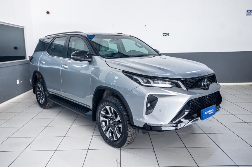 Toyota HILUX SW4 2.8 D-4D TURBO DIESEL DIAMOND 7L 4X4 AUTOMÁTICO 5