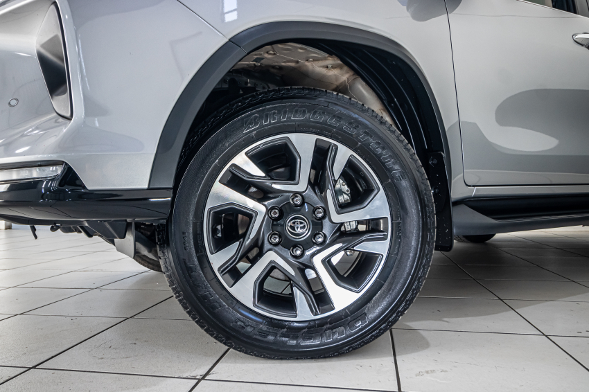 Toyota HILUX SW4 2.8 D-4D TURBO DIESEL DIAMOND 7L 4X4 AUTOMÁTICO 2
