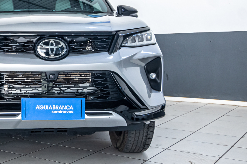 Toyota HILUX SW4 2.8 D-4D TURBO DIESEL DIAMOND 7L 4X4 AUTOMÁTICO 4