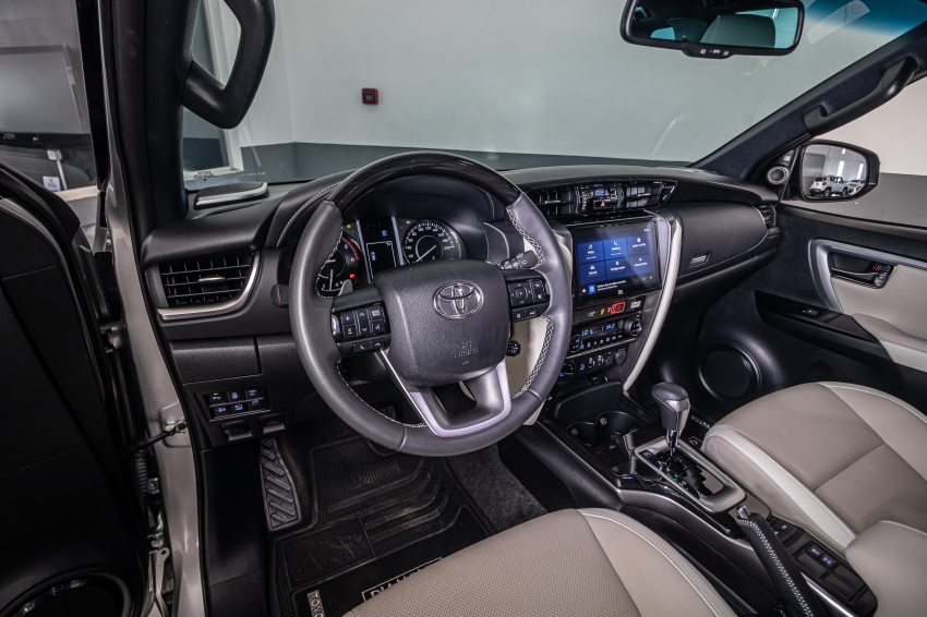 Toyota HILUX SW4 2.8 D-4D TURBO DIESEL DIAMOND 7L 4X4 AUTOMÁTICO 15