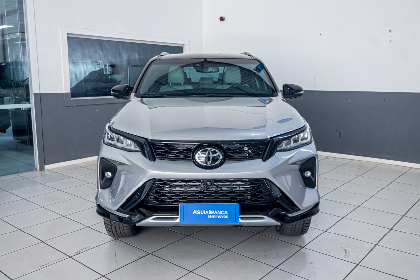Toyota HILUX SW4 2.8 D-4D TURBO DIESEL DIAMOND 7L 4X4 AUTOMÁTICO 3
