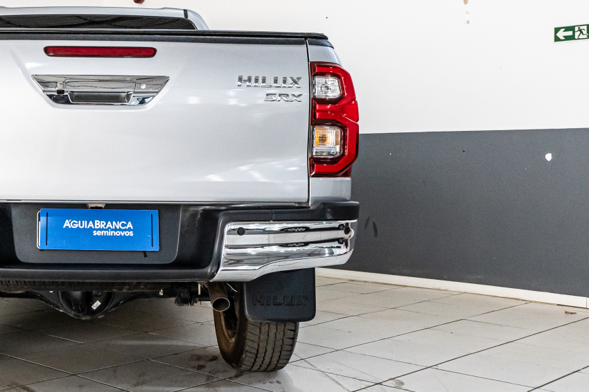 Toyota HILUX 2.8 D-4D TURBO DIESEL CD SRX 4X4 AUTOMÁTICO 9