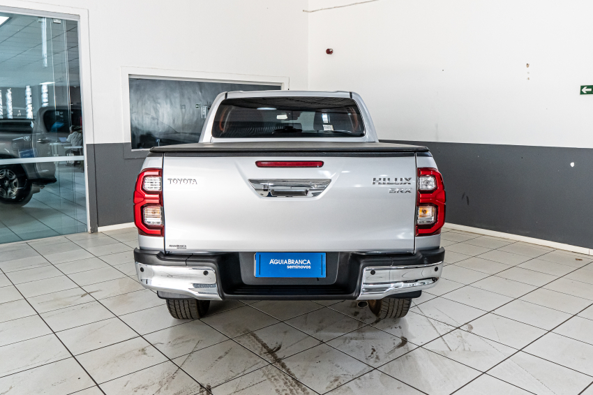 Toyota HILUX 2.8 D-4D TURBO DIESEL CD SRX 4X4 AUTOMÁTICO 8