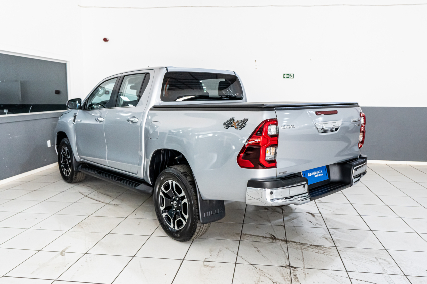 Toyota HILUX 2.8 D-4D TURBO DIESEL CD SRX 4X4 AUTOMÁTICO 7