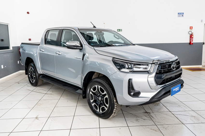 Toyota HILUX 2.8 D-4D TURBO DIESEL CD SRX 4X4 AUTOMÁTICO 5