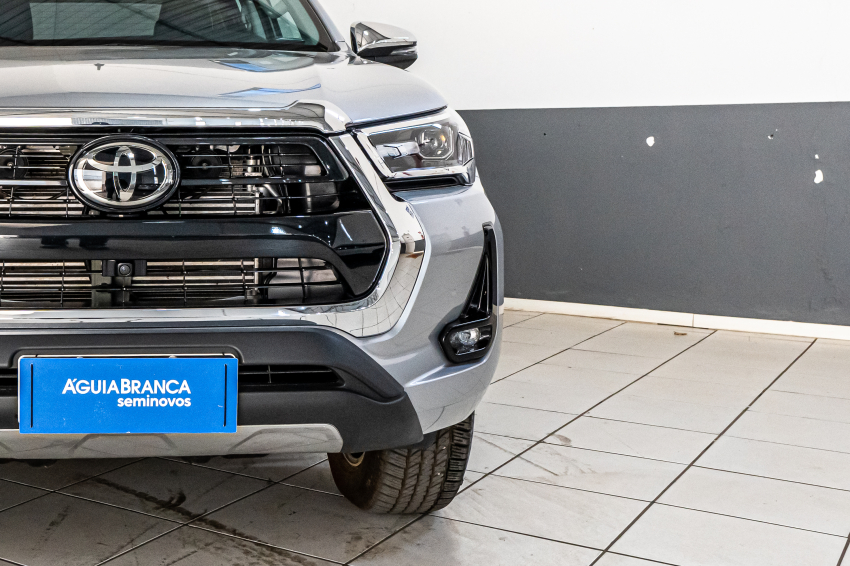 Toyota HILUX 2.8 D-4D TURBO DIESEL CD SRX 4X4 AUTOMÁTICO 4
