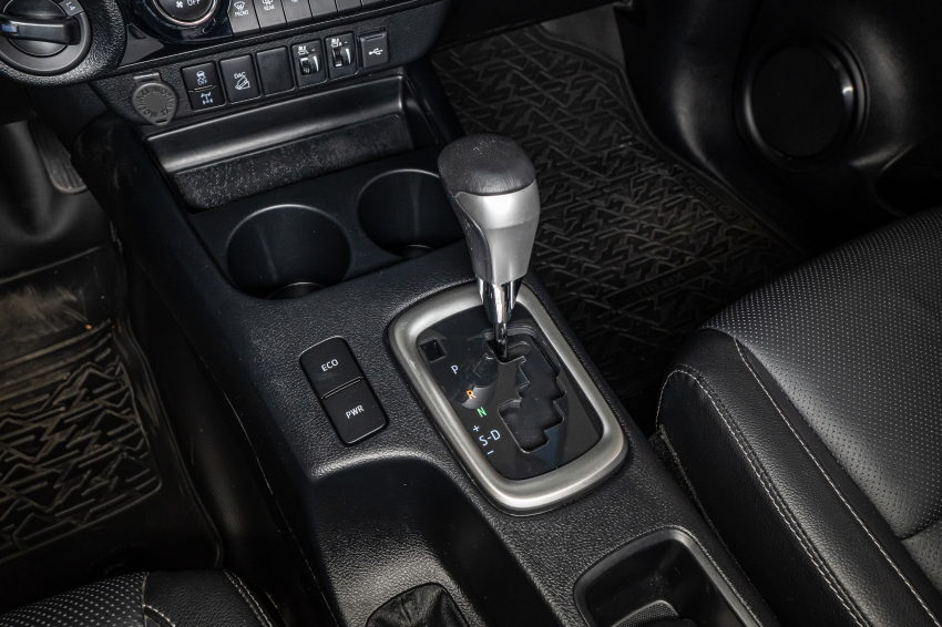 Toyota HILUX 2.8 D-4D TURBO DIESEL CD SRX 4X4 AUTOMÁTICO 18
