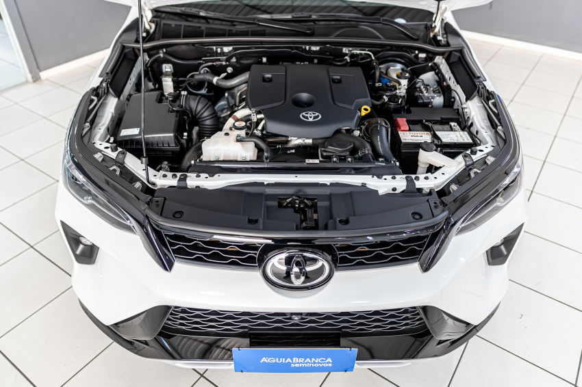 Toyota HILUX SW4 2.8 D-4D TURBO DIESEL SRX PLATINUM 7L 4X4 AUTOMÁTICO 6