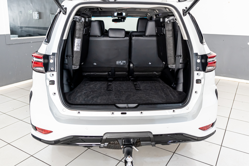 Toyota HILUX SW4 2.8 D-4D TURBO DIESEL SRX PLATINUM 7L 4X4 AUTOMÁTICO 12