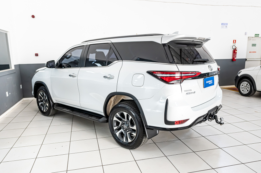Toyota HILUX SW4 2.8 D-4D TURBO DIESEL SRX PLATINUM 7L 4X4 AUTOMÁTICO 7