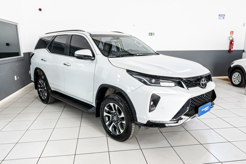 Toyota HILUX SW4 2.8 D-4D TURBO DIESEL SRX PLATINUM 7L 4X4 AUTOMÁTICO 5