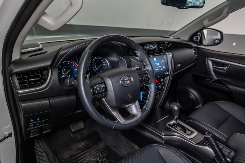 Toyota HILUX SW4 2.8 D-4D TURBO DIESEL SRX PLATINUM 7L 4X4 AUTOMÁTICO 15