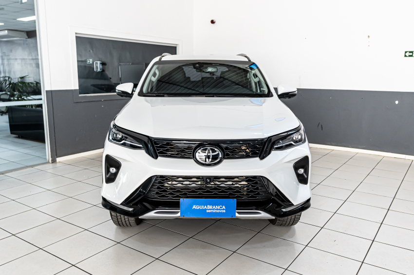 Toyota HILUX SW4 2.8 D-4D TURBO DIESEL SRX PLATINUM 7L 4X4 AUTOMÁTICO 3