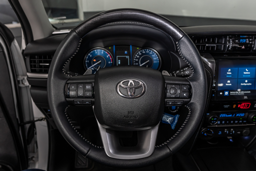 Toyota HILUX SW4 2.8 D-4D TURBO DIESEL SRX PLATINUM 7L 4X4 AUTOMÁTICO 16