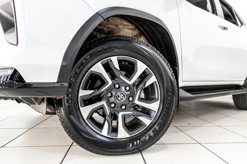 Toyota HILUX SW4 2.8 D-4D TURBO DIESEL SRX PLATINUM 7L 4X4 AUTOMÁTICO 2