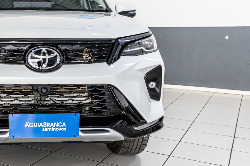 Toyota HILUX SW4 2.8 D-4D TURBO DIESEL SRX PLATINUM 7L 4X4 AUTOMÁTICO 4