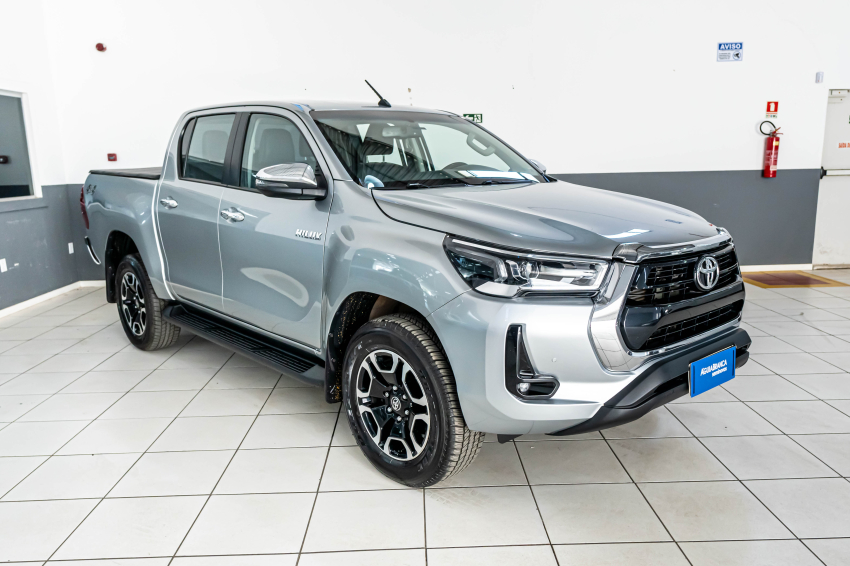 Toyota HILUX 2.8 D-4D TURBO DIESEL CD SRV 4X4 AUTOMÁTICO 5