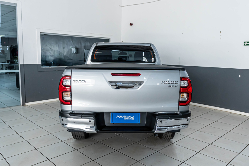Toyota HILUX 2.8 D-4D TURBO DIESEL CD SRV 4X4 AUTOMÁTICO 8