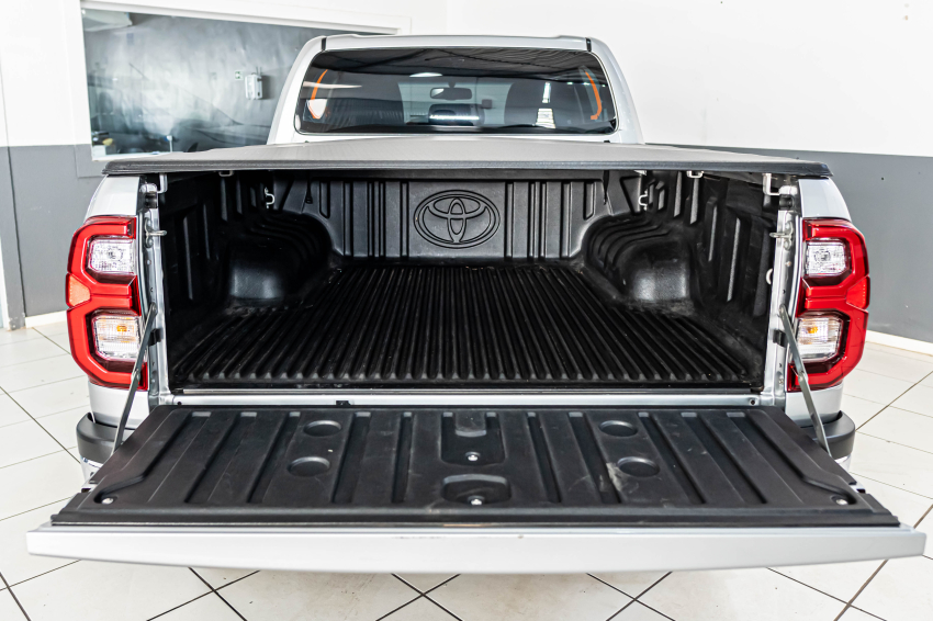 Toyota HILUX 2.8 D-4D TURBO DIESEL CD SRV 4X4 AUTOMÁTICO 11