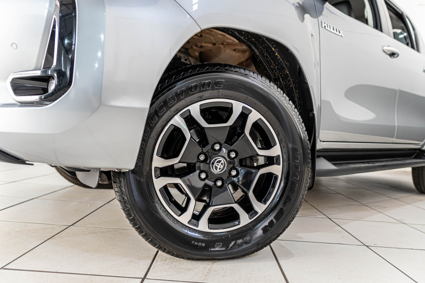 Toyota HILUX 2.8 D-4D TURBO DIESEL CD SRV 4X4 AUTOMÁTICO 2
