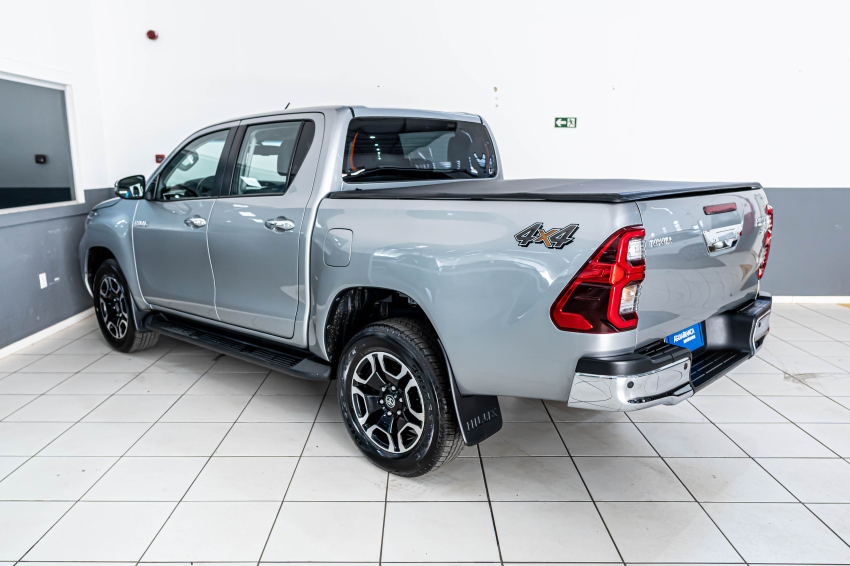 Toyota HILUX 2.8 D-4D TURBO DIESEL CD SRV 4X4 AUTOMÁTICO 7