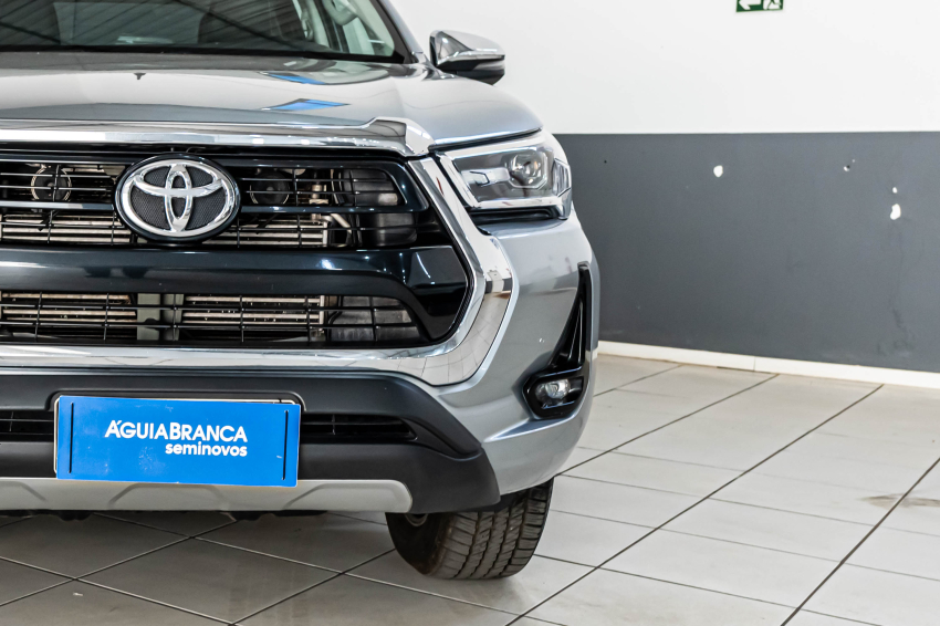 Toyota HILUX 2.8 D-4D TURBO DIESEL CD SRV 4X4 AUTOMÁTICO 4