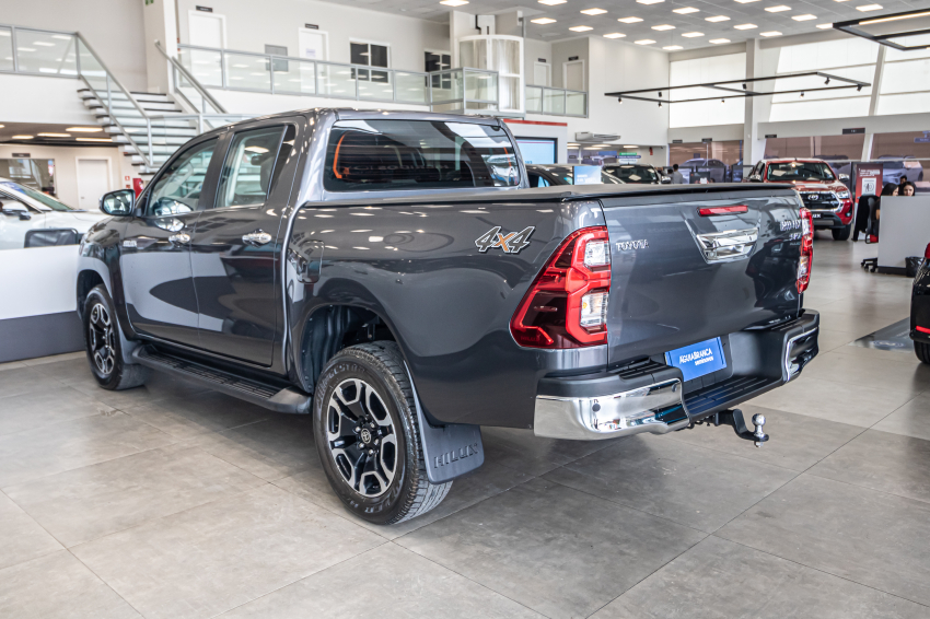 Toyota HILUX 2.8 D-4D TURBO DIESEL CD SRX 4X4 AUTOMÁTICO 7