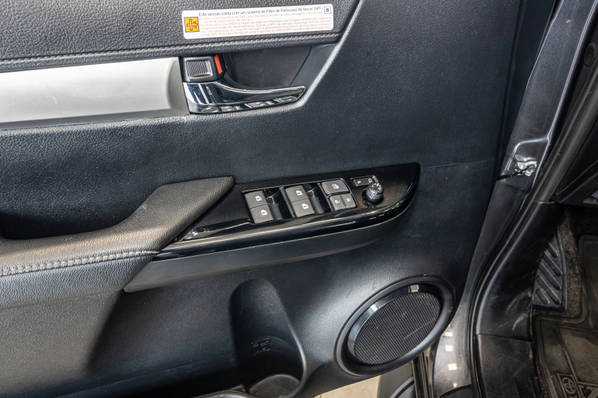 Toyota HILUX 2.8 D-4D TURBO DIESEL CD SRX 4X4 AUTOMÁTICO 19