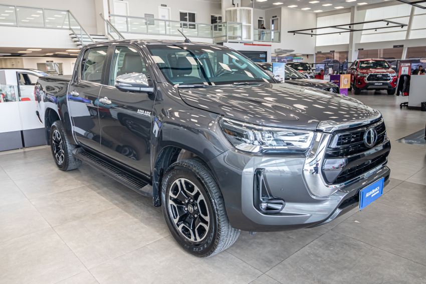 Toyota HILUX 2.8 D-4D TURBO DIESEL CD SRX 4X4 AUTOMÁTICO 5