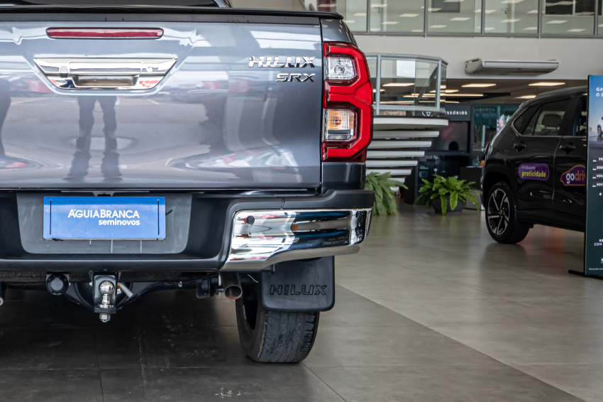 Toyota HILUX 2.8 D-4D TURBO DIESEL CD SRX 4X4 AUTOMÁTICO 9
