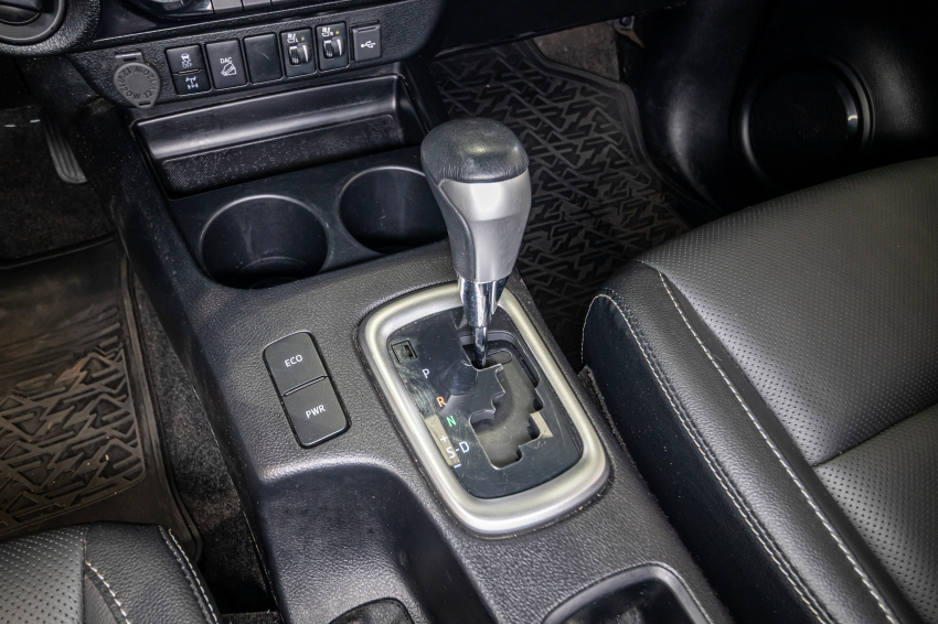 Toyota HILUX 2.8 D-4D TURBO DIESEL CD SRX 4X4 AUTOMÁTICO 18