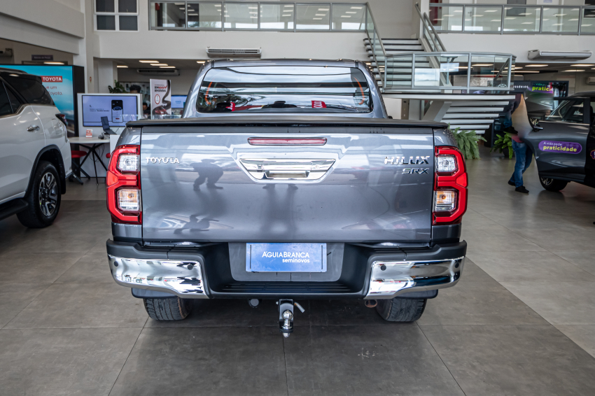 Toyota HILUX 2.8 D-4D TURBO DIESEL CD SRX 4X4 AUTOMÁTICO 8