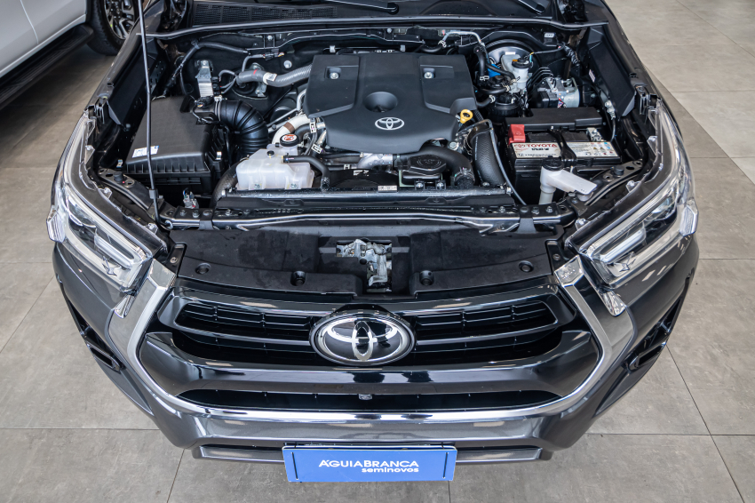 Toyota HILUX 2.8 D-4D TURBO DIESEL CD SRX 4X4 AUTOMÁTICO 6
