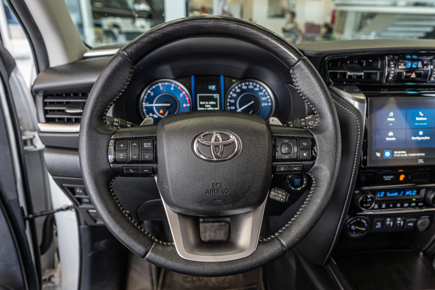 Toyota HILUX 2.8 D-4D TURBO DIESEL CD SRX 4X4 AUTOMÁTICO 16