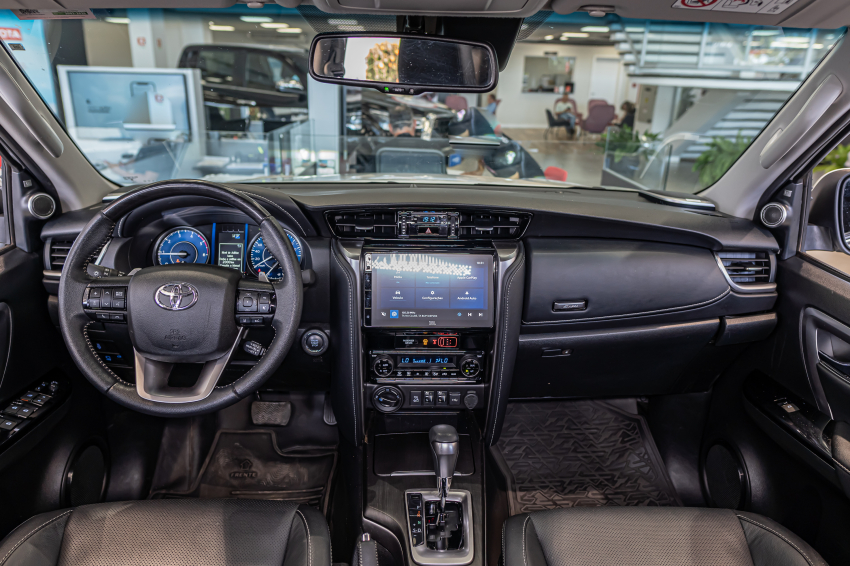 Toyota HILUX 2.8 D-4D TURBO DIESEL CD SRX 4X4 AUTOMÁTICO 14