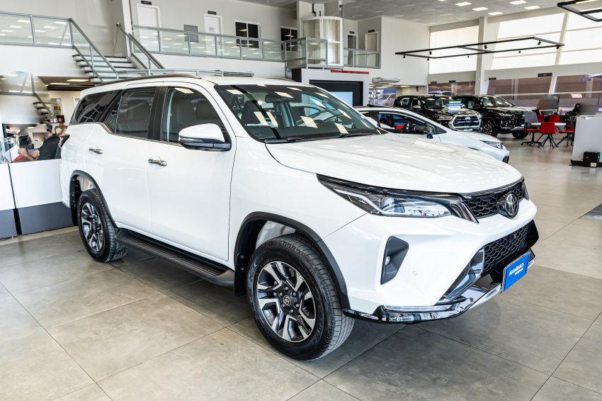 Toyota HILUX 2.8 D-4D TURBO DIESEL CD SRX 4X4 AUTOMÁTICO 5